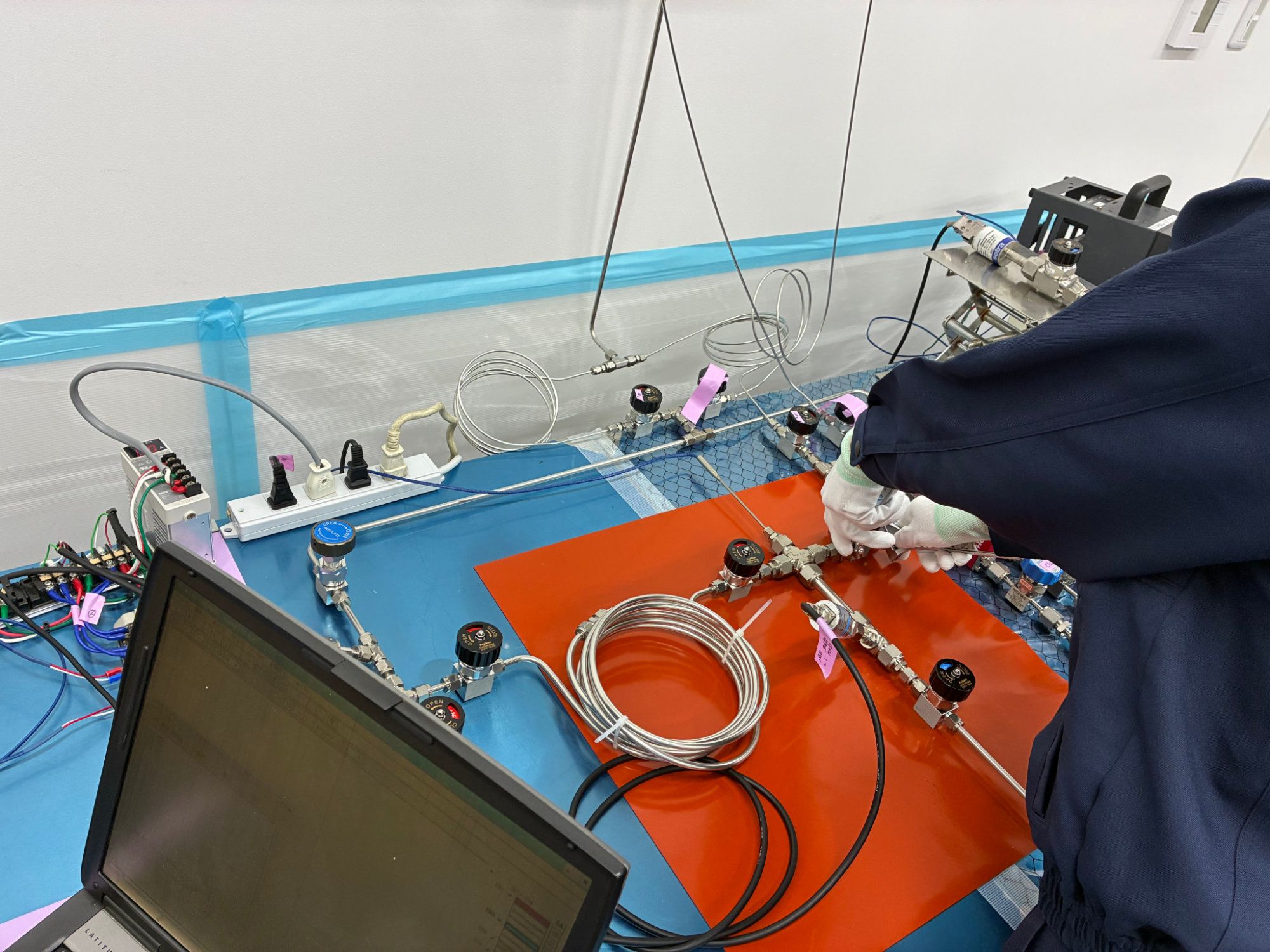 配管に計測機器を取り付ける研究員の様子