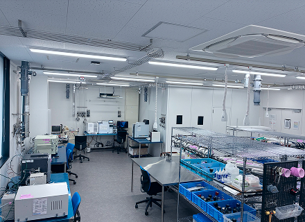 分析装置が並ぶ実験室の様子