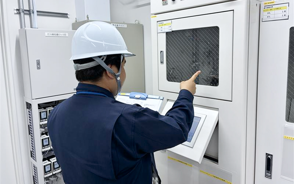 データを確認する作業員
