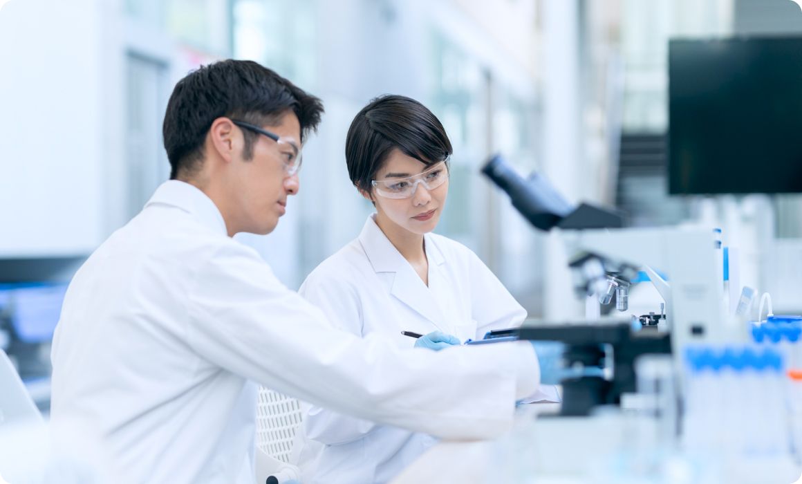 実験装置の前で打ち合わせを行う研究員の様子