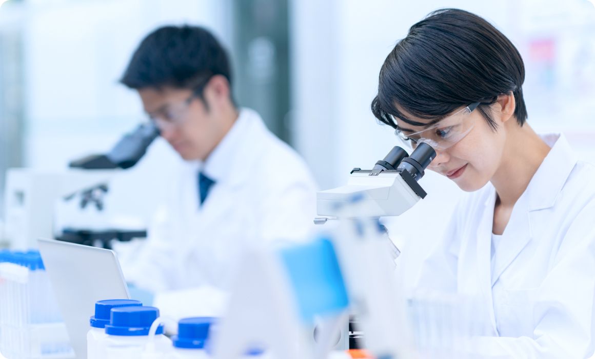 実験器具を確認する研究員の手元の様子