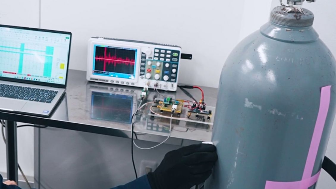 ガスボンベと測定機器を扱う研究員の様子
