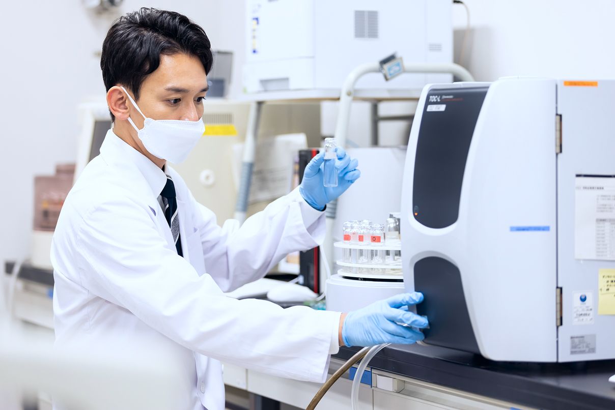 装置を操作する研究員の様子